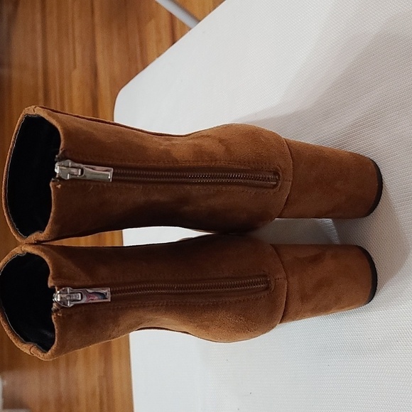 NWOT? C Comfort Womens Fau Suede Ankle Boots Caramel Brown Heeled Zips Sz 10. - Picture 3 of 9